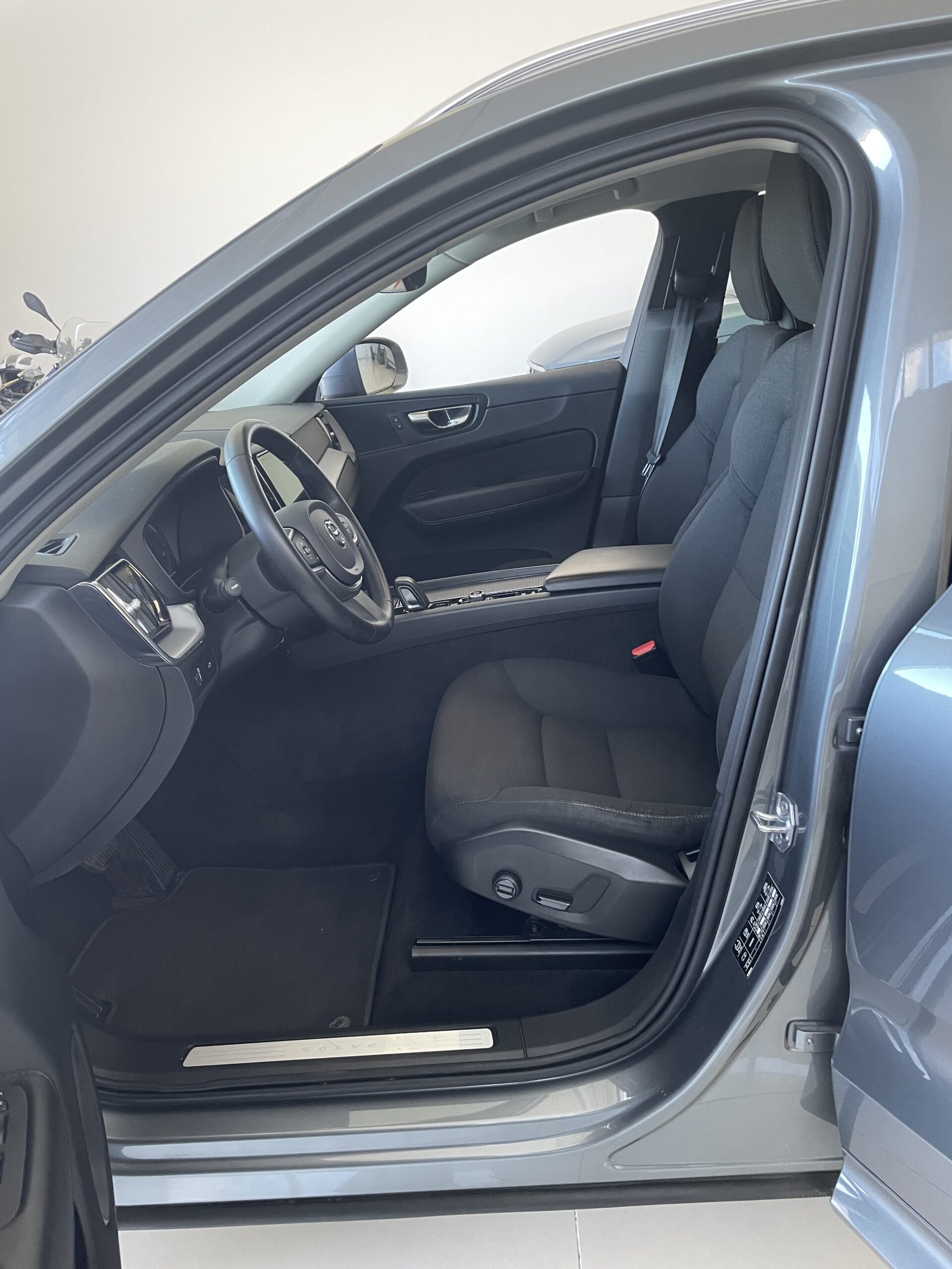 Volvo XC60 B4 MOMENTUM AWD