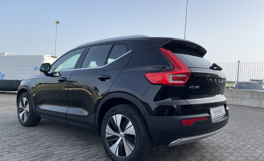 VOLVO XC40 MOMENTUM T4 GEATRON.