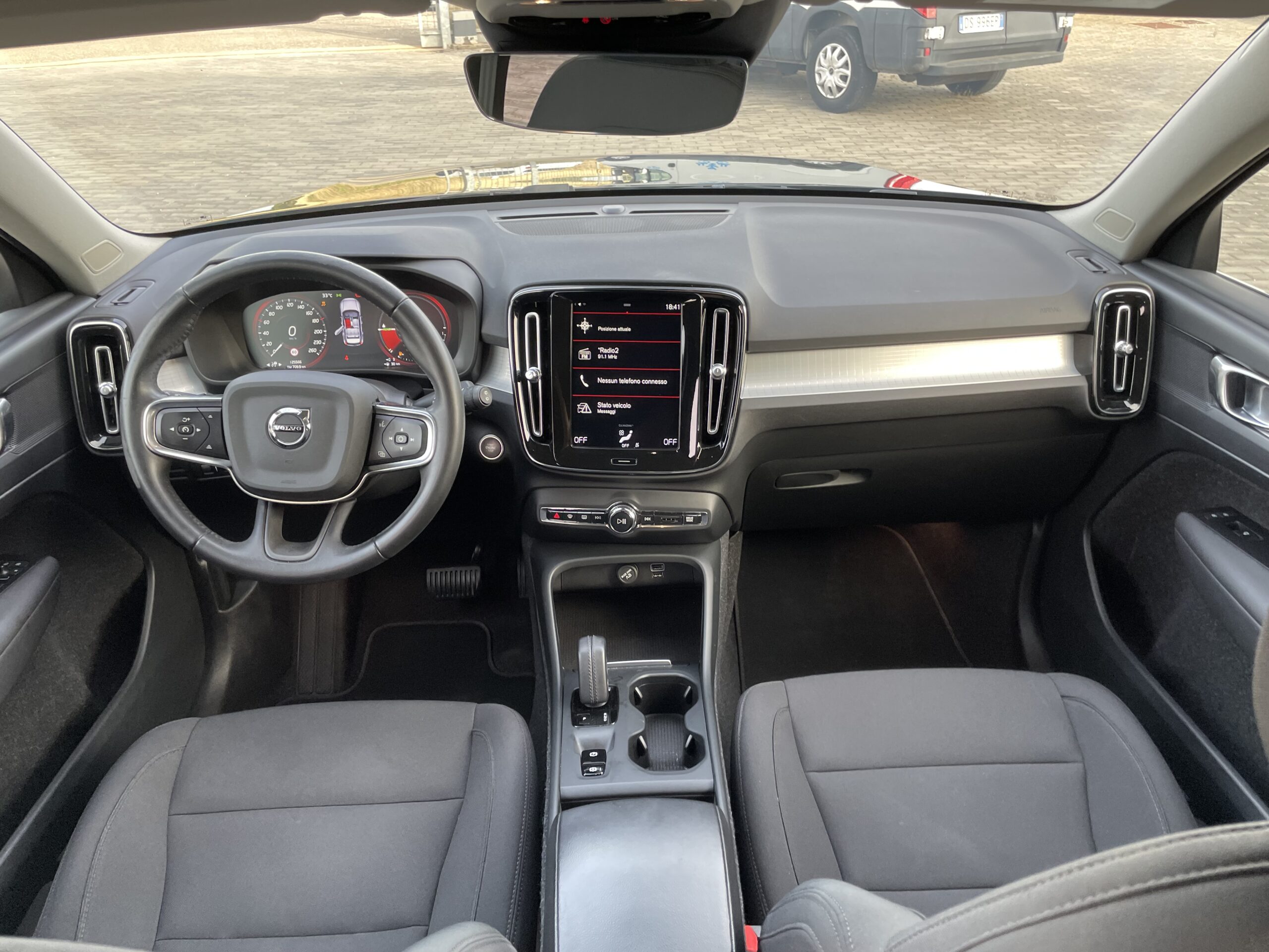 VOLVO XC40 MOMENTUM T4 GEATRON.