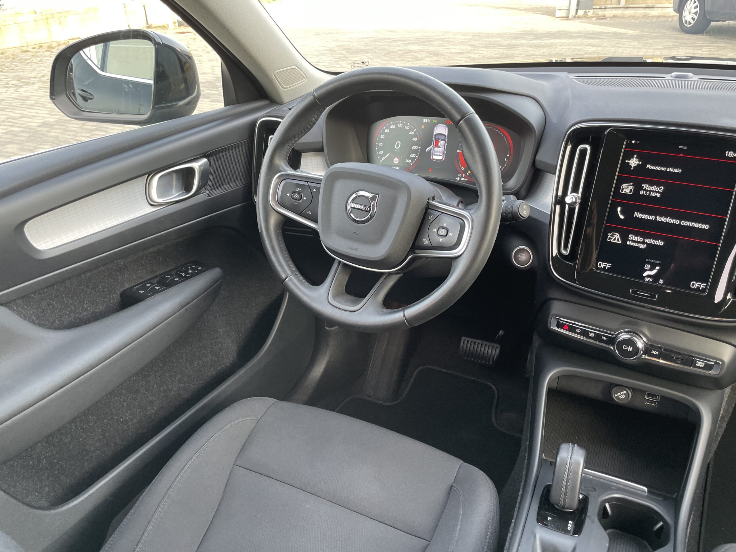 VOLVO XC40 MOMENTUM T4 GEATRON.