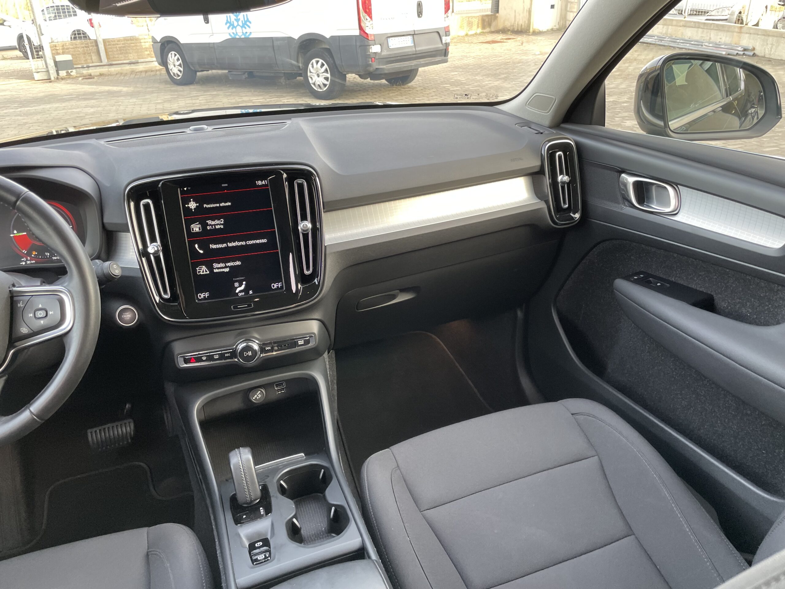 VOLVO XC40 MOMENTUM T4 GEATRON.