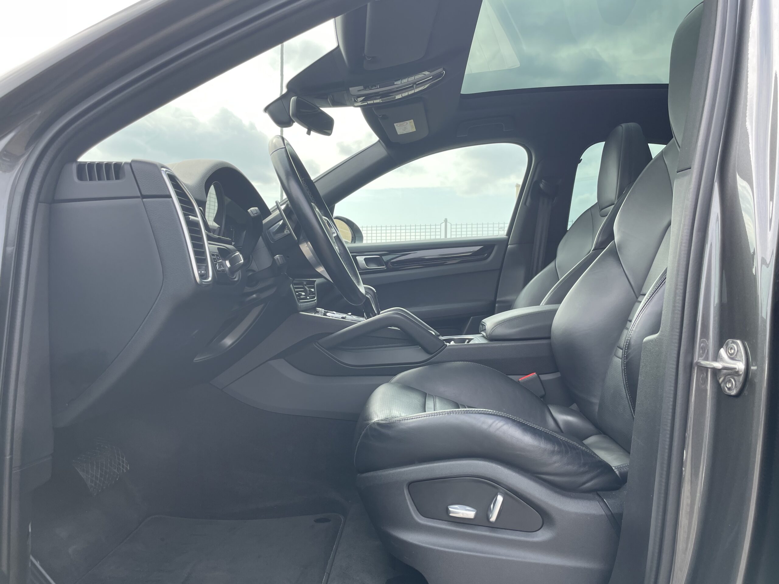 PORSCHE CAYENNE COUPE’ E-HYBRID