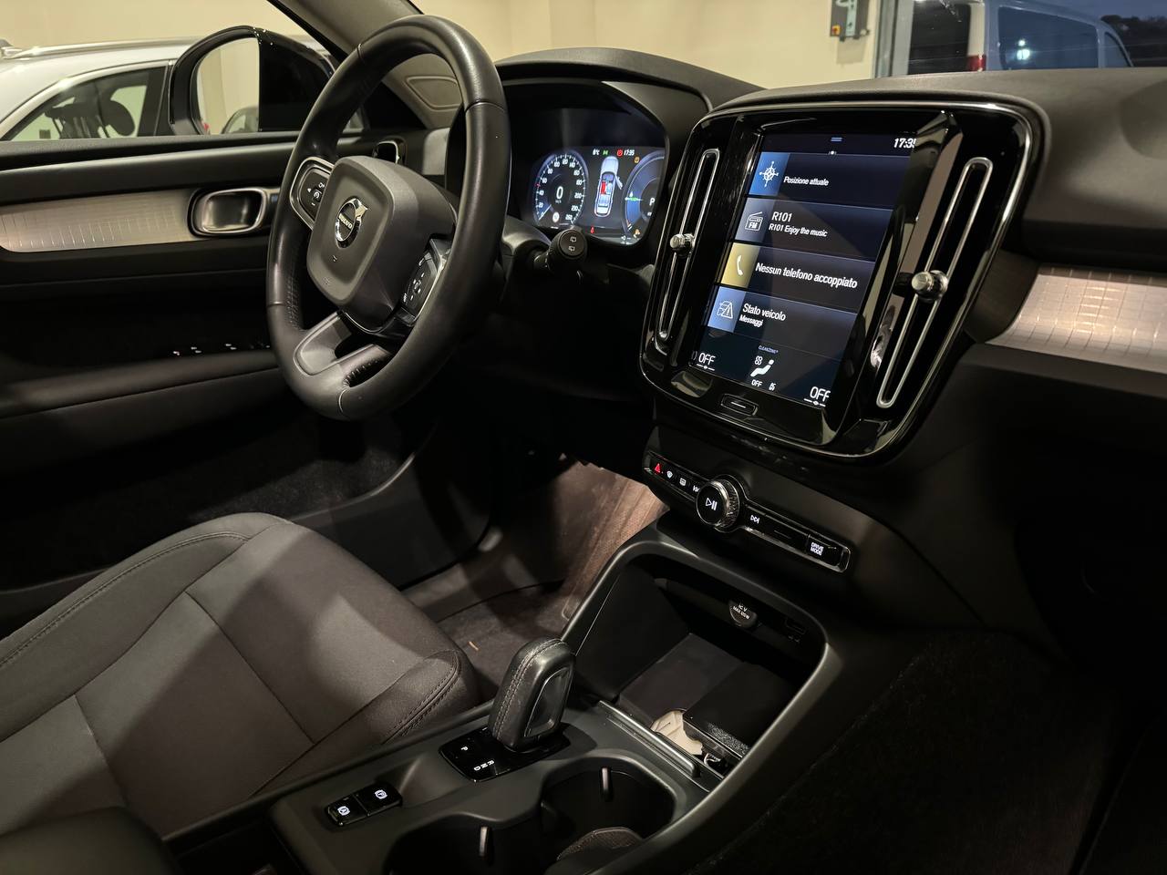 VOLVO XC40 T5 PLUG-IN R-DESIGN RECHARGE