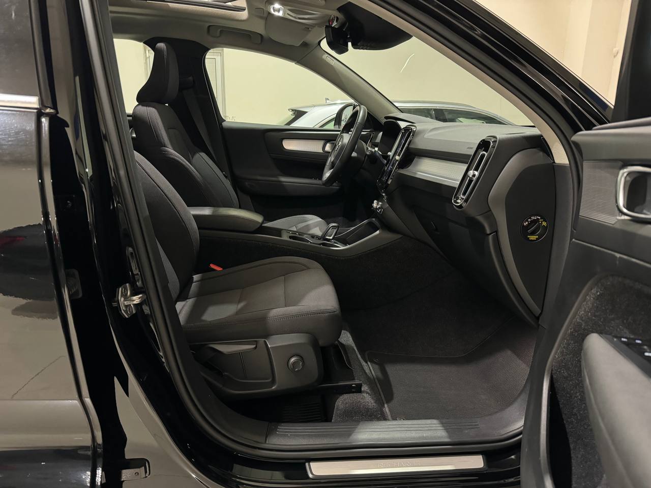 VOLVO XC40 T5 PLUG-IN R-DESIGN RECHARGE