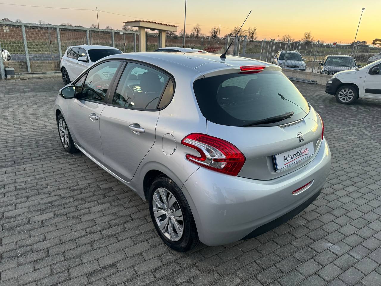 PEUGEOT 208