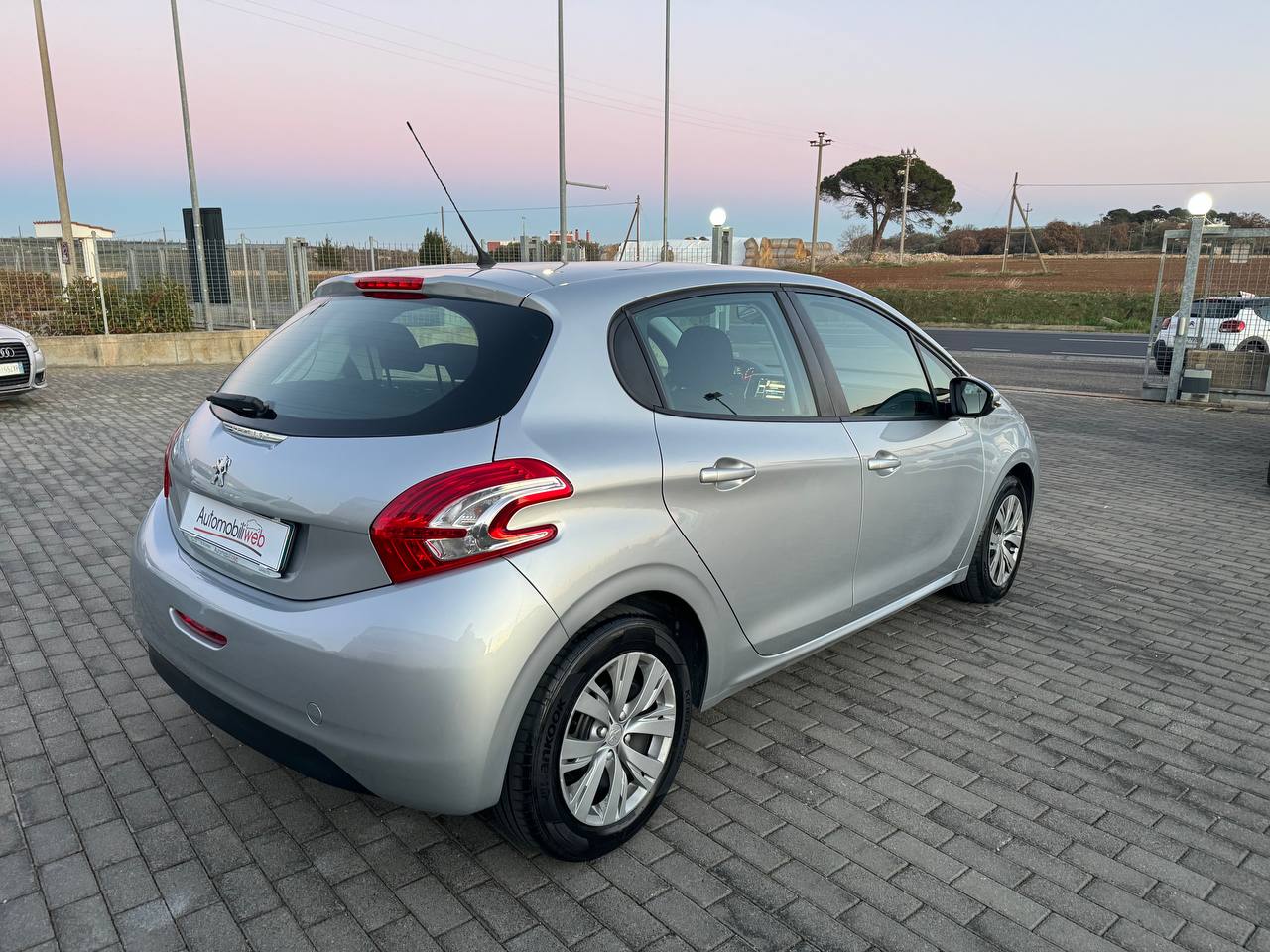 PEUGEOT 208