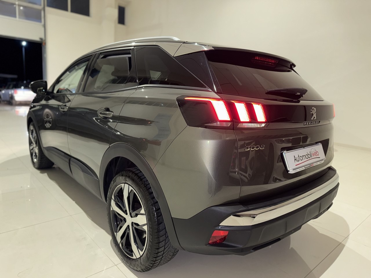 PEUGEOT 3008 BLUEHDI 130 EAT8 SeS