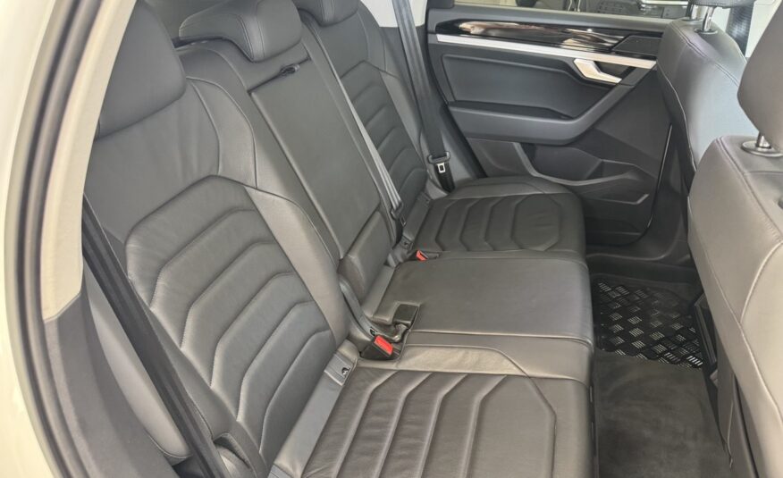 VOLKSWAGEN TOUAREG 3.0 231 BLACK STYLE