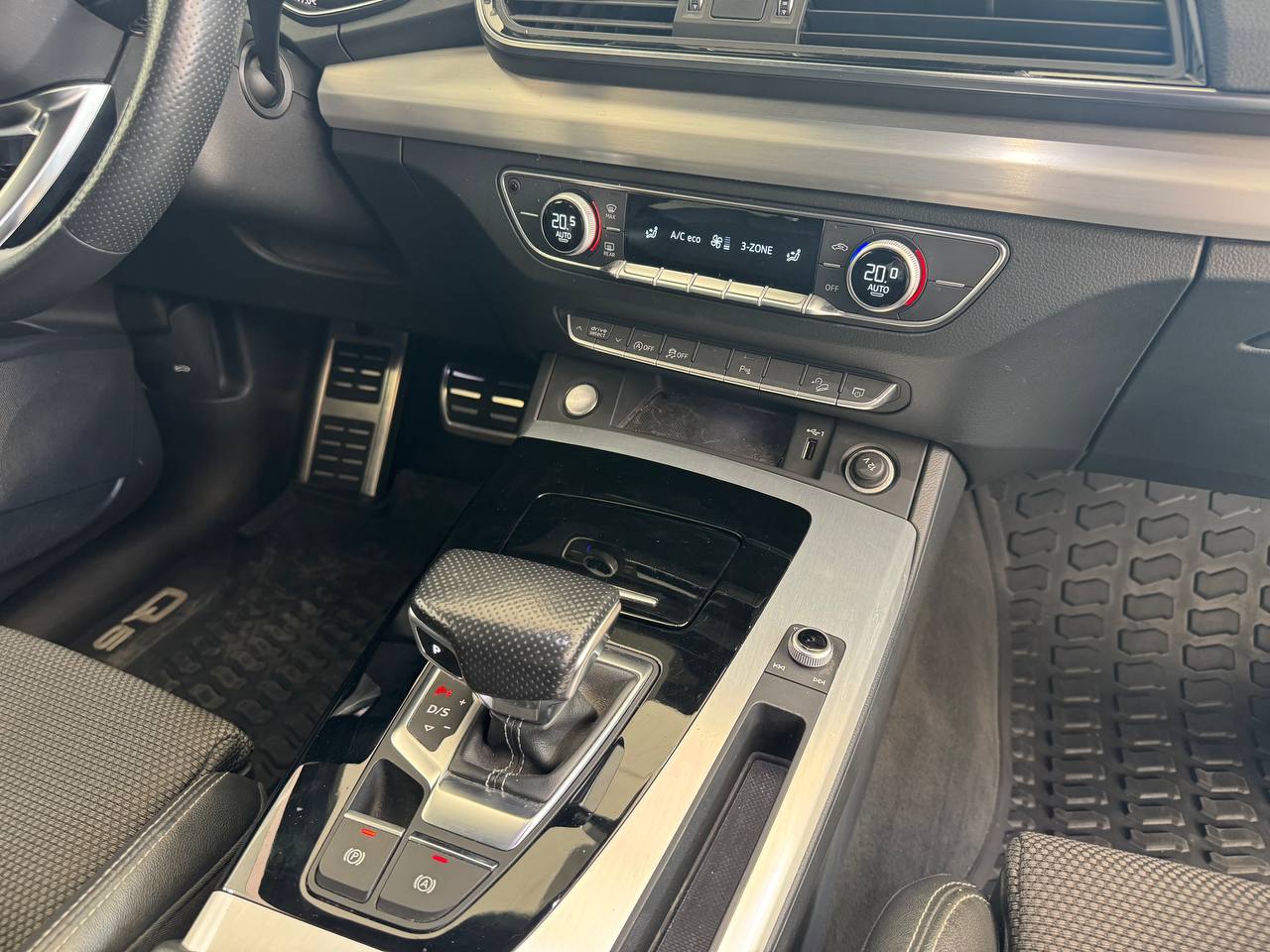 AUDI Q5 SPORTBACL S-LINE IDENTITY BLACK