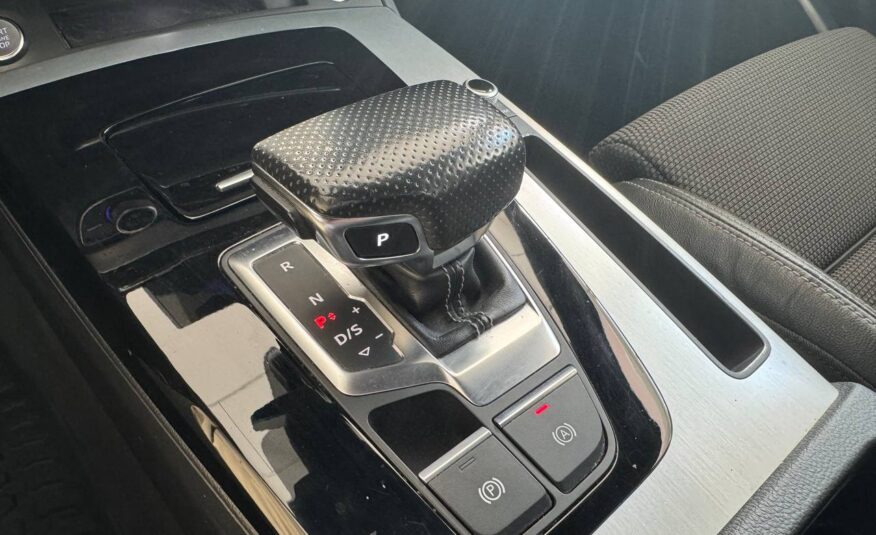 AUDI Q5 SPORTBACL S-LINE IDENTITY BLACK
