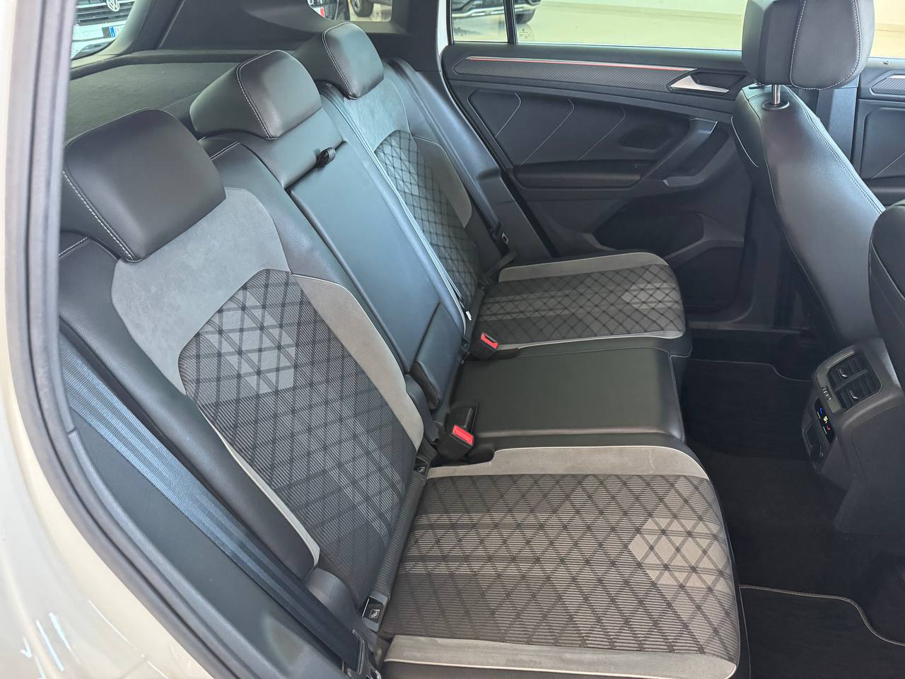 VOLKSWAEN TIGUAN R-LINE